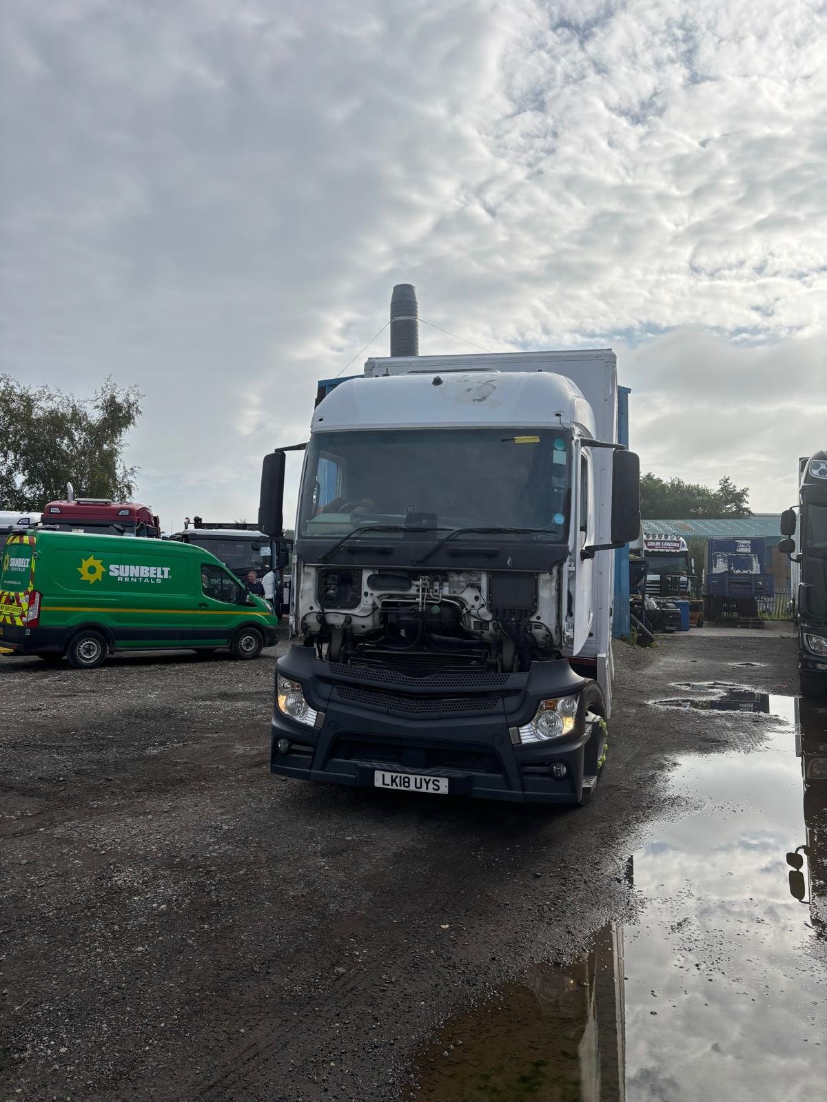 Commercial vehicle front before refurbishment